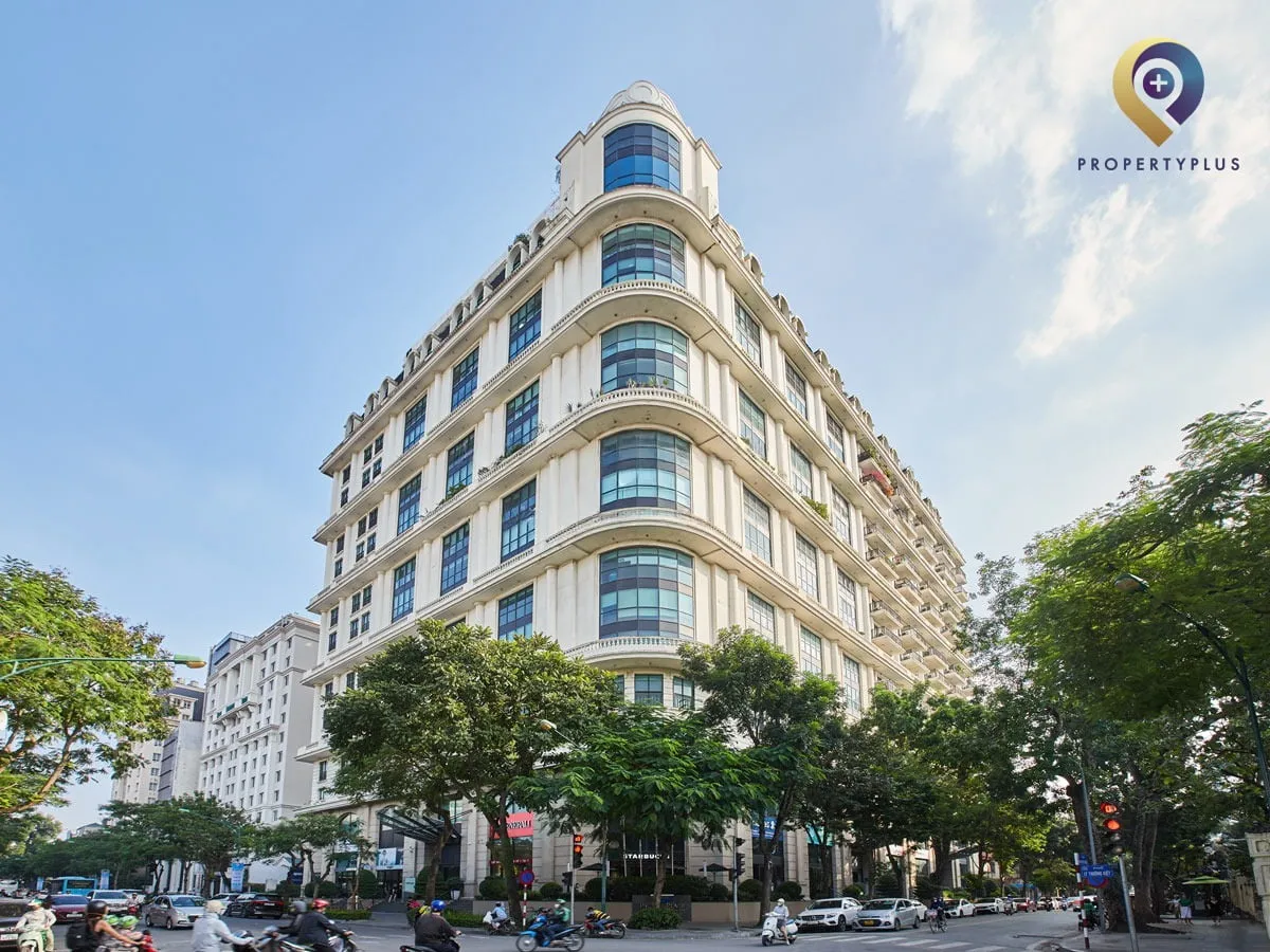 Toàn cảnh tòa nhà Pacific Place nhìn từ góc phố.
